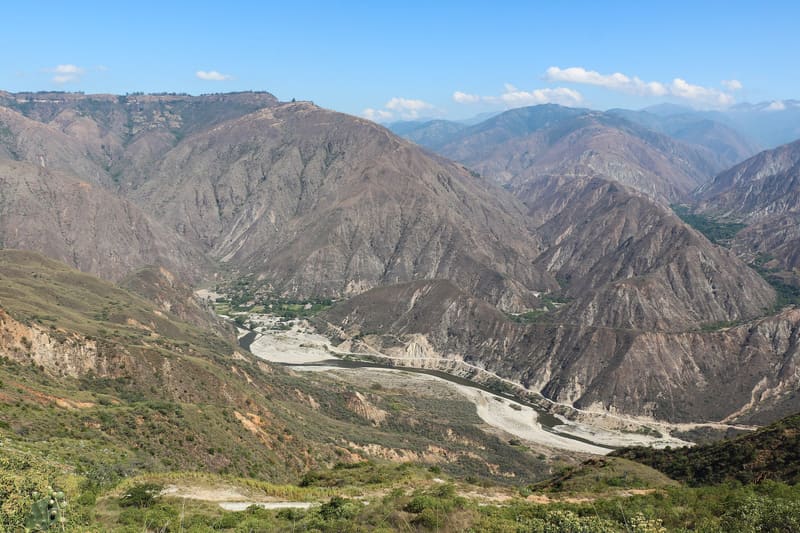 Montañas plegadas y el lecho del río en el Cañón del Chicamocha.